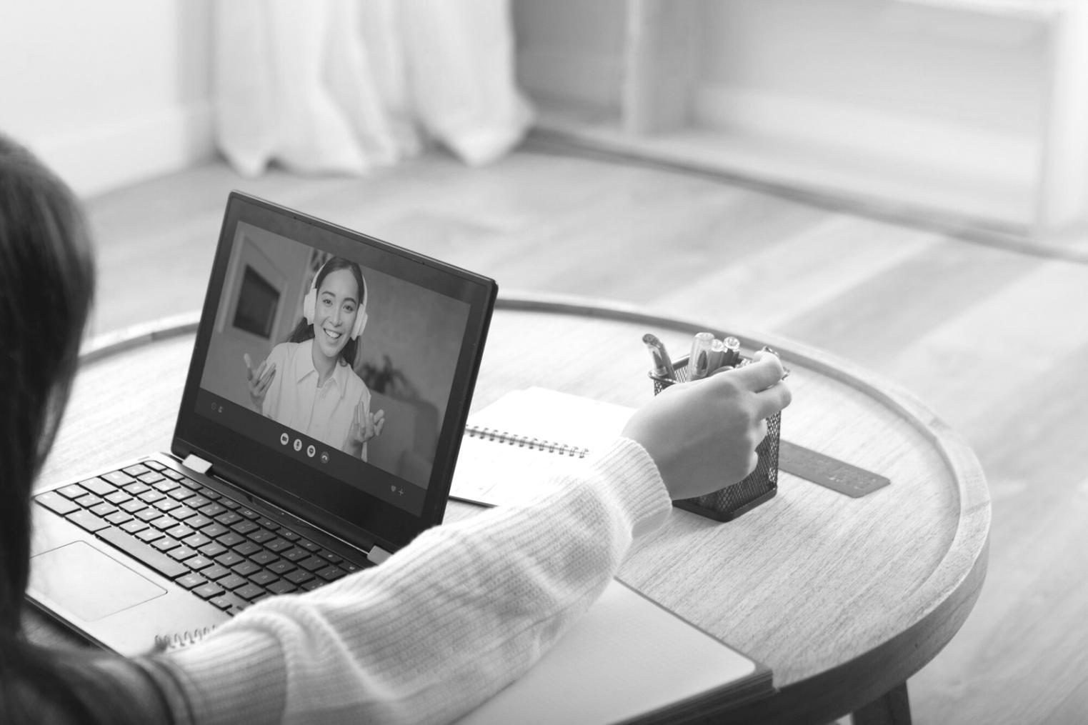 Profesionales trabajando en análisis financiero
