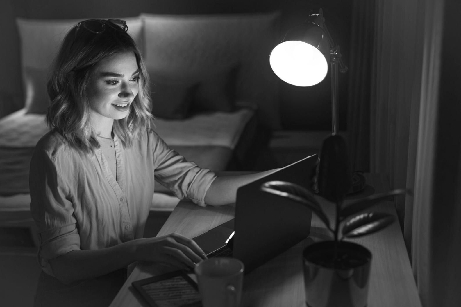 Oficina moderna con espacio de trabajo colaborativo
